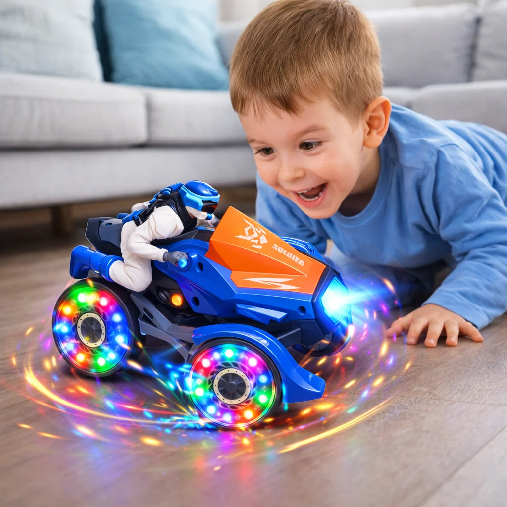 Dečak se igra trkačkim motorom za decu sa LED svetlima i plavim prednjim svetlom.