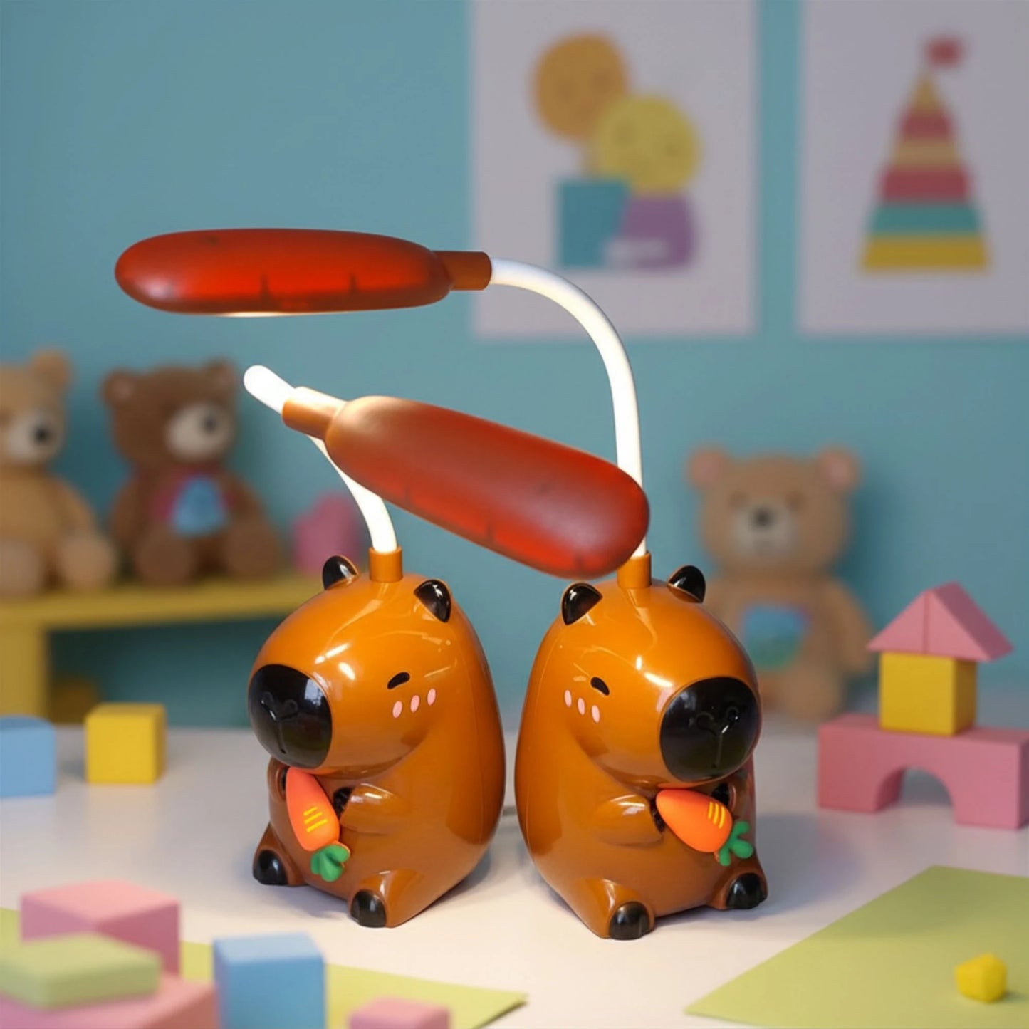 Dve kapibara lampe za decu na stolu u veseloj dečijoj sobi, nežno LED svetlo i USB punjenje.