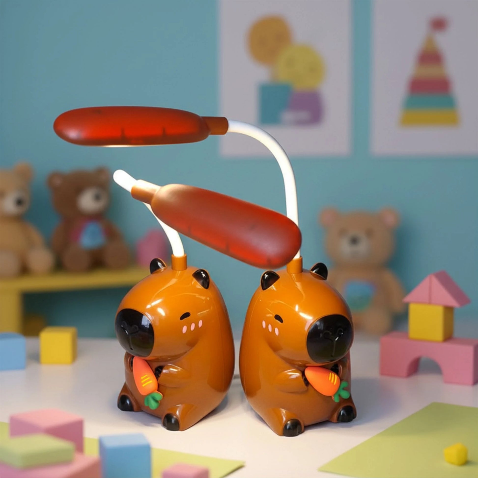 Dve kapibara lampe za decu na stolu u veseloj dečijoj sobi, nežno LED svetlo i USB punjenje.