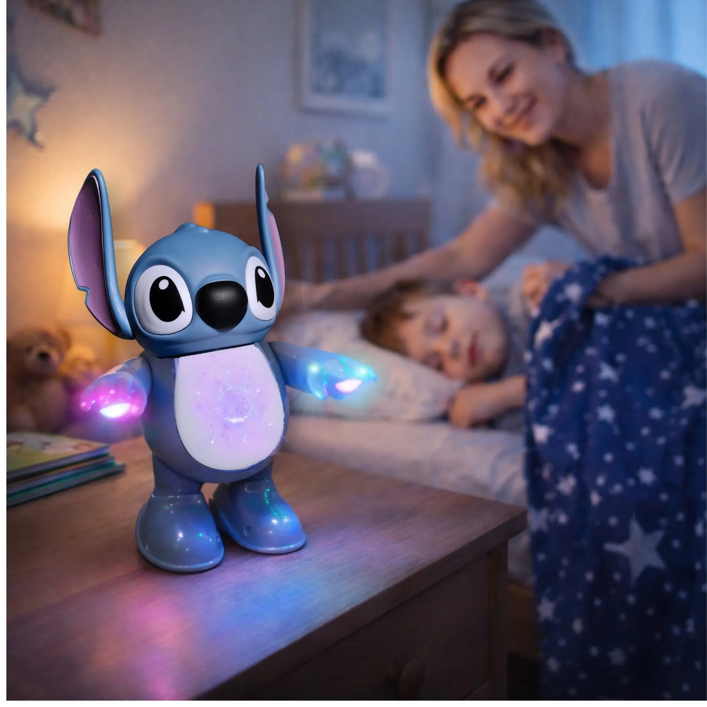 Interaktivni robot Stitch svetli kao noćna lampa dok dete spava.