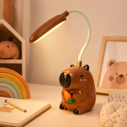 Kapibara lampa na dečijem stolu sa slikovnicom, toplo LED svetlo za dečiju sobu