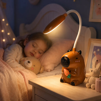 Kapibara noćna lampa pored kreveta dok dete spava, nežno svetlo za uspavljivanje i sigurnost.