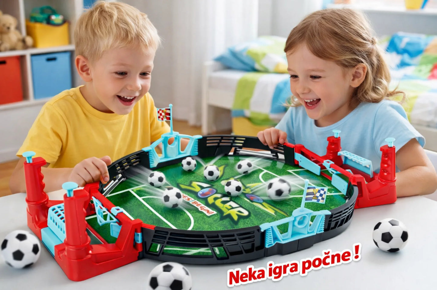 Dvoje dece uzrasta 4+ godina igraju mini stoni fliper fudbal i raduju se pobedi.