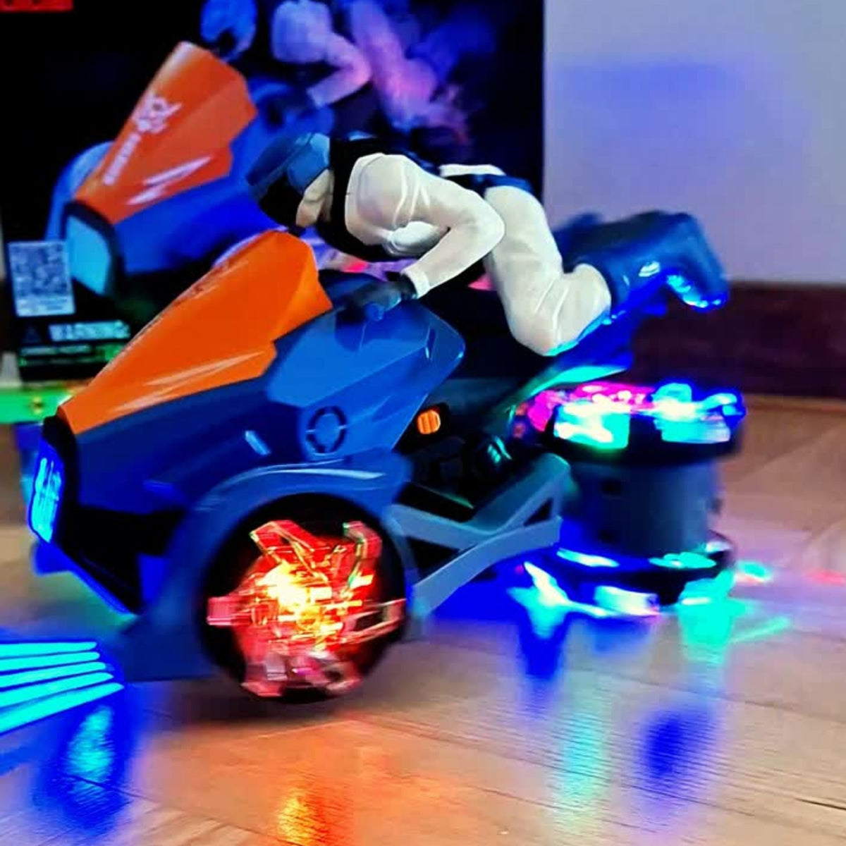 Interaktivni motor za decu sa LED svetlima i vozačem tokom vožnje.