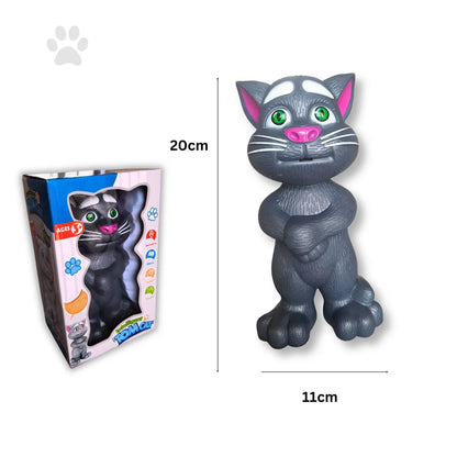 Dimenzije igračke Pričljivi Mačak Tom visine 20 cm uz prikaz pakovanja i proizvoda.